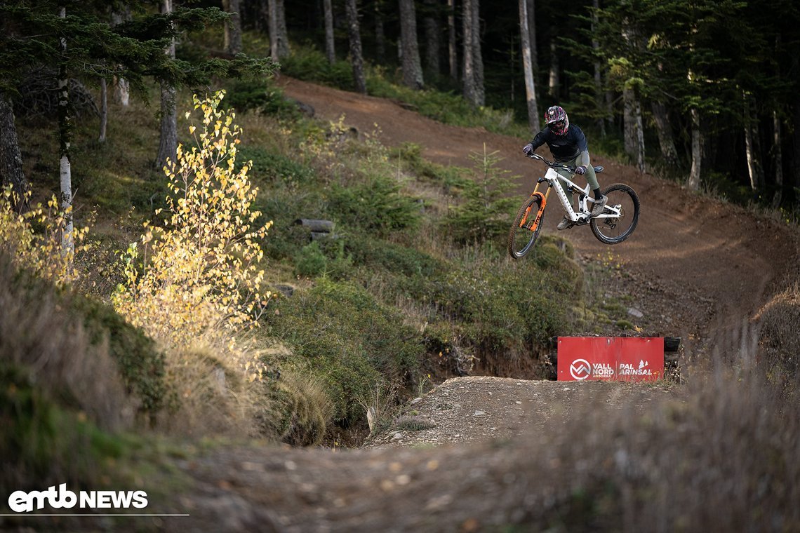 Max Alran zeigt, dass man mit dem Commencal Meta Power SX ...