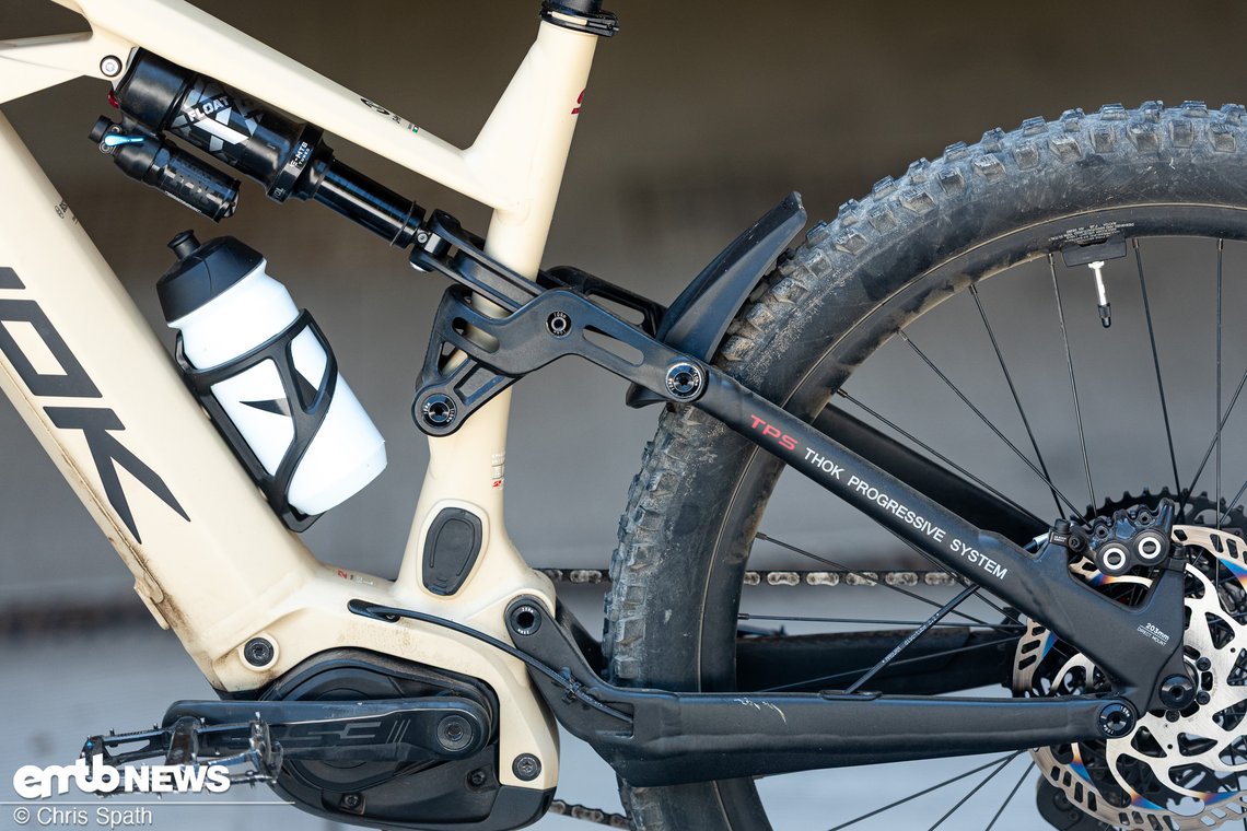 Der Hinterbau ist sowohl in der Kinematik-Abstimmung, als auch im Flex sehr gutmütig ausgelegt: In harten Kurven kann man schon provozieren, den Hinterreifen an die Sitzstreben zu drücken.