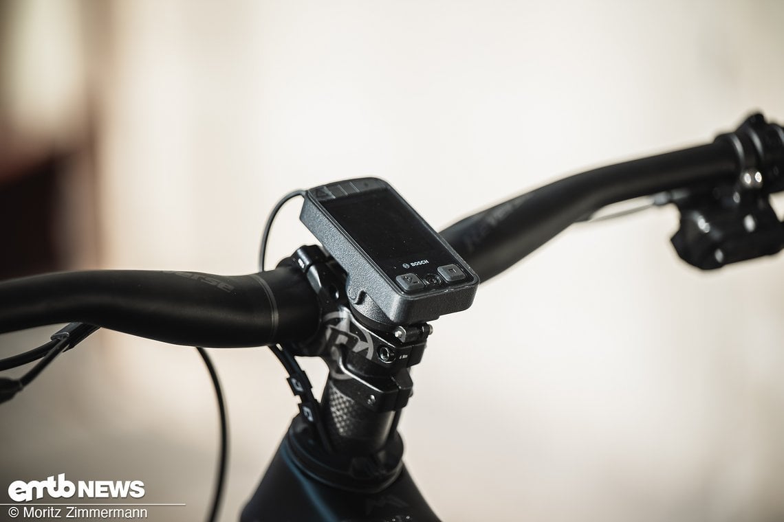 Da der Rahmen keine Öffnung für ein Kiox 400C besitzt, wurde das Display kurzerhand über dem Vorbau montiert.