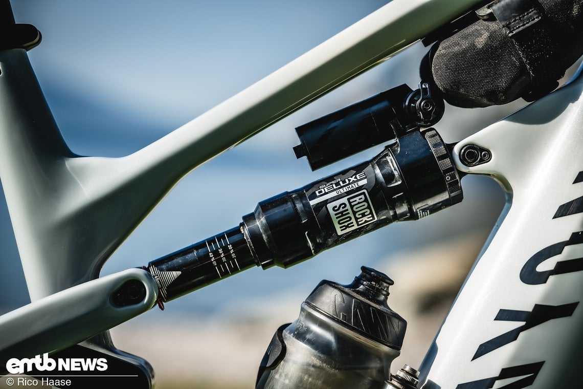 ... einem RockShox Super Deluxe – ebenfalls in der Ultimate-Version – am Heck.