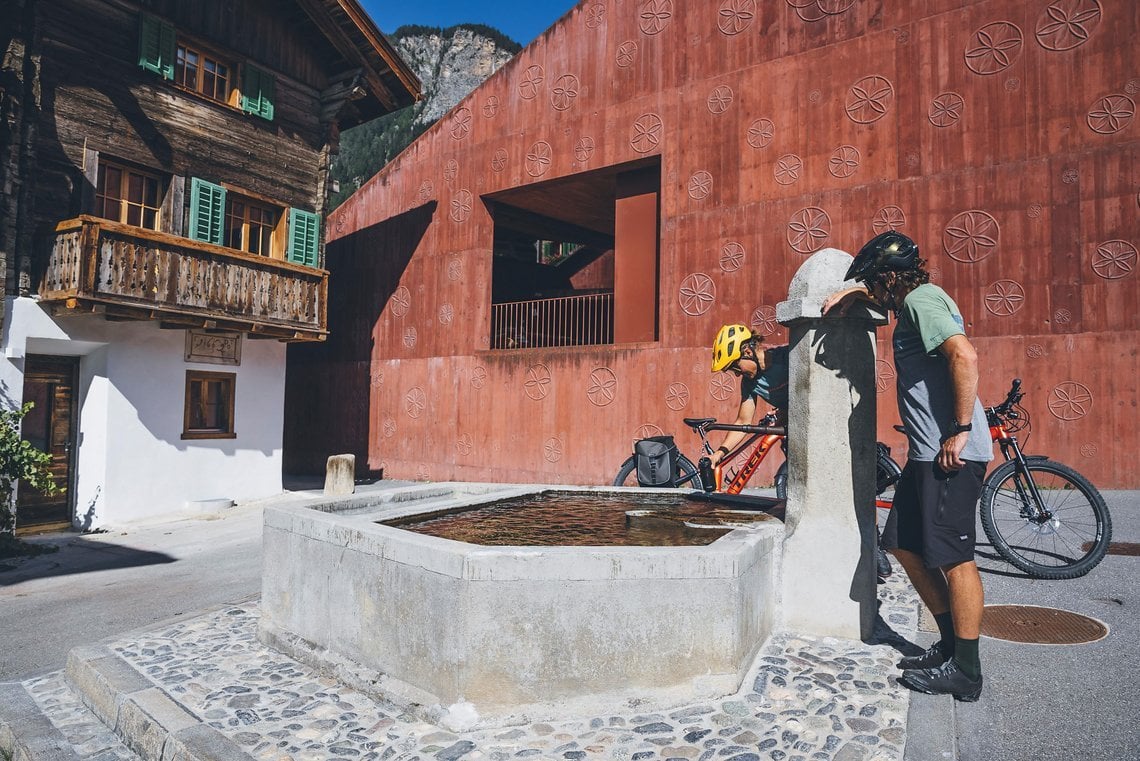 In der Schweiz gehört Flaschen füllen beim Dorfbrunnen zum Erlebnis dazu