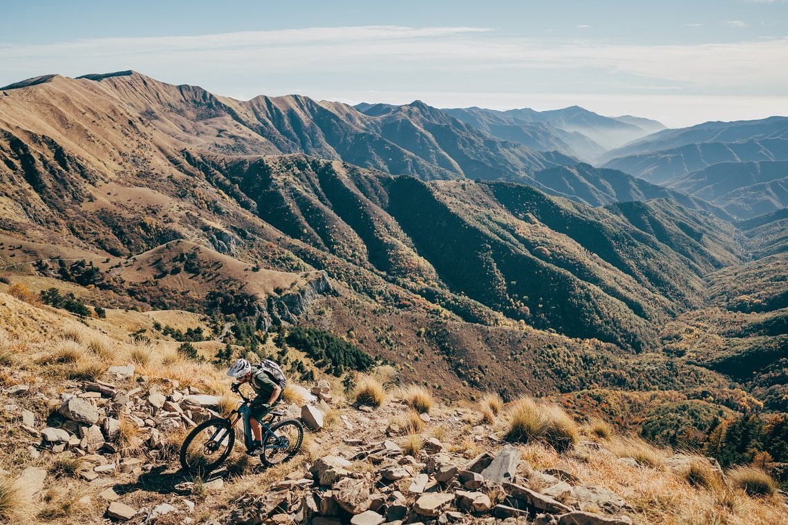 Weite Touren, viele Höhenmeter und abgeschiedenes Gelände: Für E-MTB-Abenteurer Harald Philipp zählt das richtige Haushalten mit den Energiereserven.