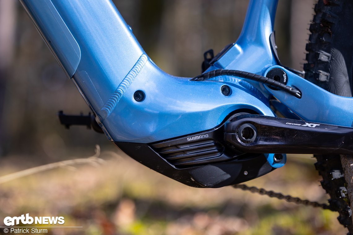 Entnehmbarer BMZ-Akku mit 820 Wh trifft auf den Shimano EP801, für ein natürliches Fahrgefühl bergauf.