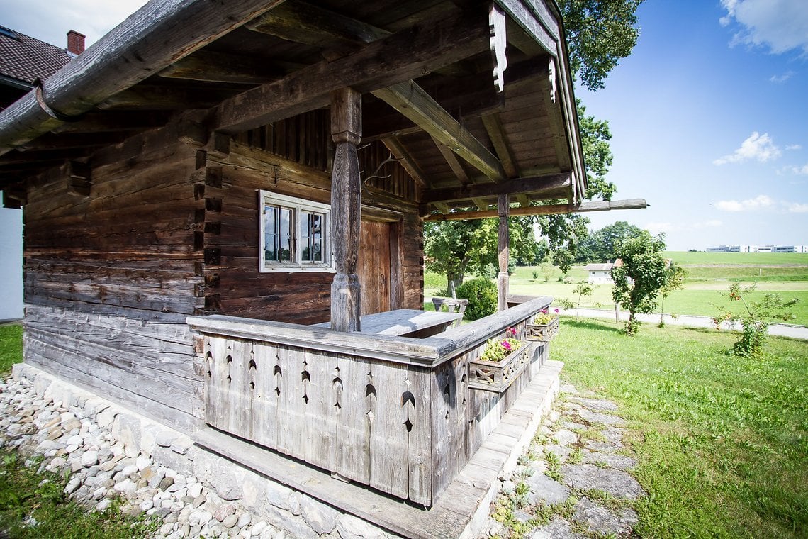 Angeschlossen an das Büro ist dieses idyllische Hüttchen.