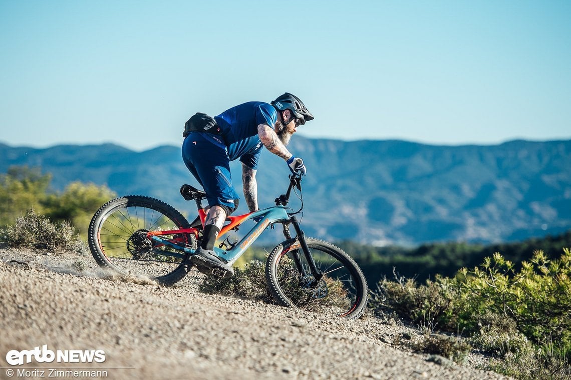 Dank der Länge, der modernen Geometrie und dem agilen Fahrwerk lassen sich Downhill-Passagen zügig durchfahren