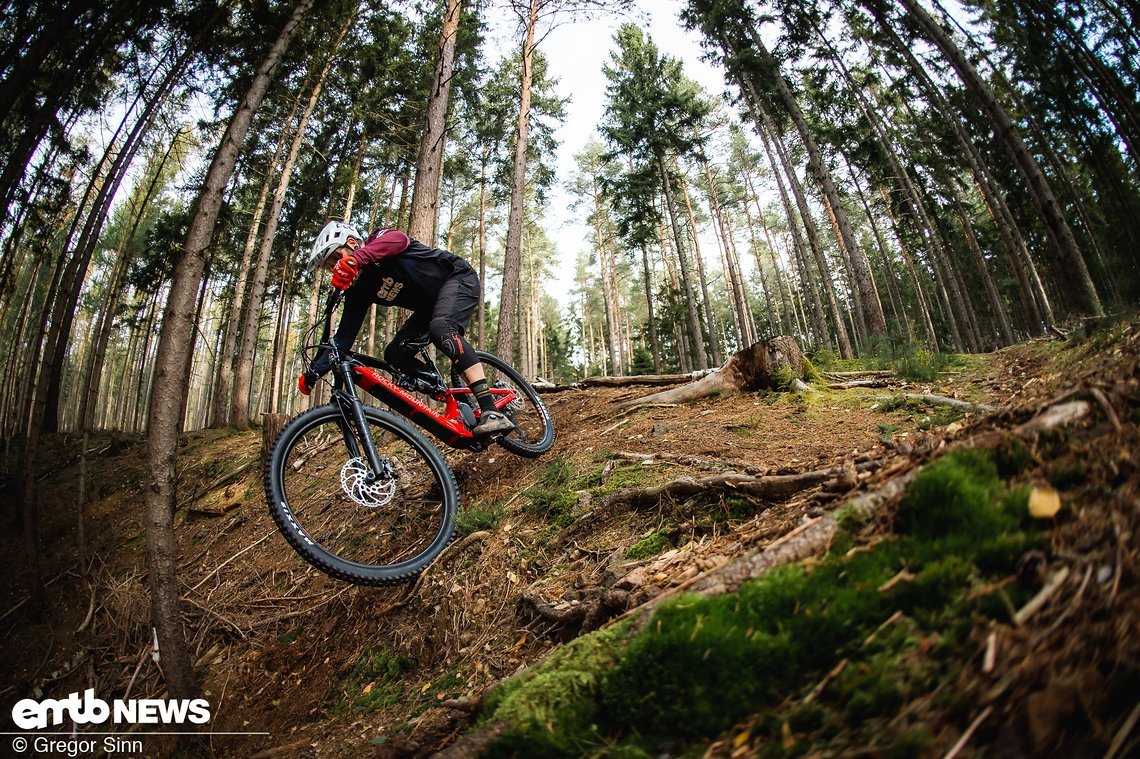 Auch in steilen Sektionen kann das E-MTB aus Kanada voll überzeugen.