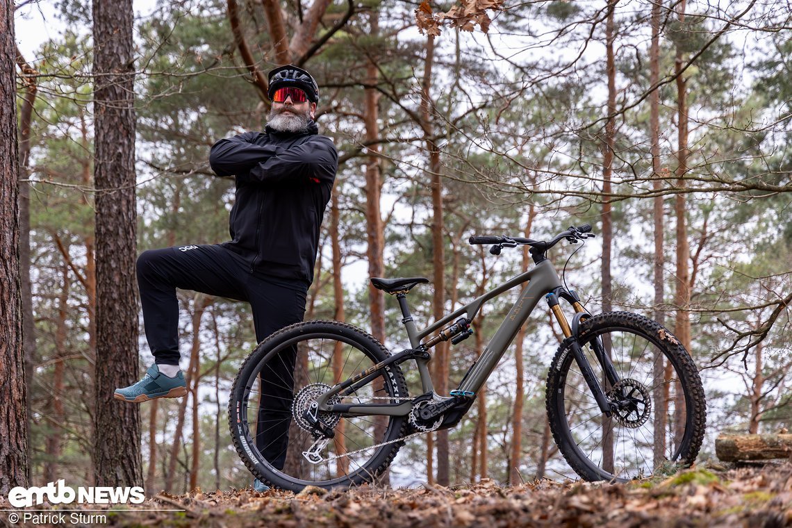 Was meint ihr, ist das Cube AMS Hybrid ONE44 Super TM genauso souverän auf dem Trail wie Rico hier neben dem Bike?