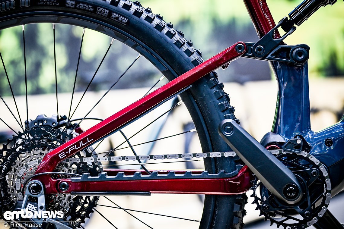 ... der Viergelenker-Hinterbau gibt 130 bis 150 mm frei – auch ein Enduro Modell soll künftig möglich sein.
