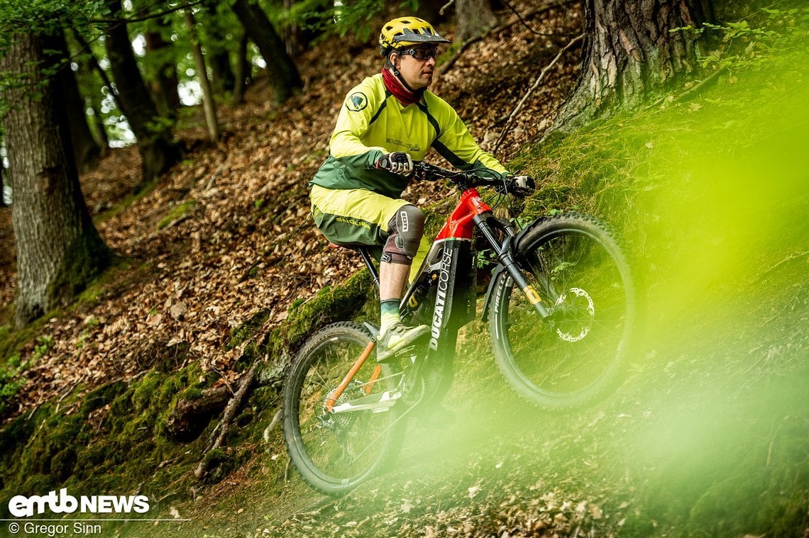 Im gemäßigten Uphill geht es effizient voran. Der Körperschwerpunkt liegt zentral über dem E-MTB, ohne zu sehr gestreckt zu sein.