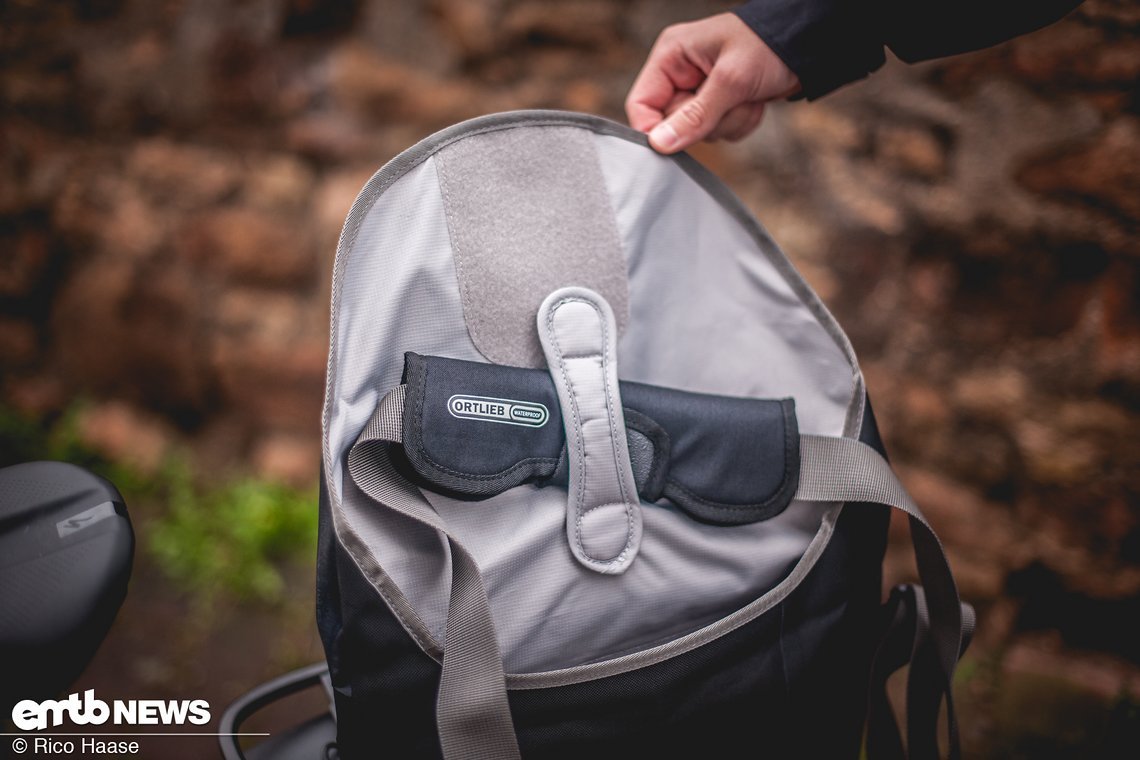 Der gepolsterte Tragegurt lässt sich innen verstauen