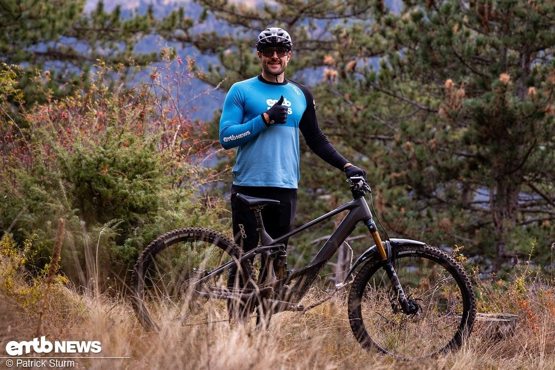 Er sieht unheimlich gut aus und verbringt gern viel Zeit in der Luft, wenn er über die Trails hämmert.