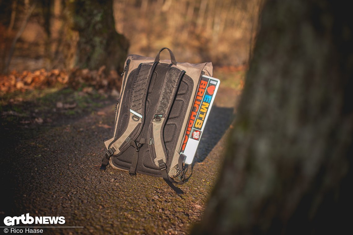 In einem gesonderten, gepolsterten Fach hat ein Laptop (15") Platz