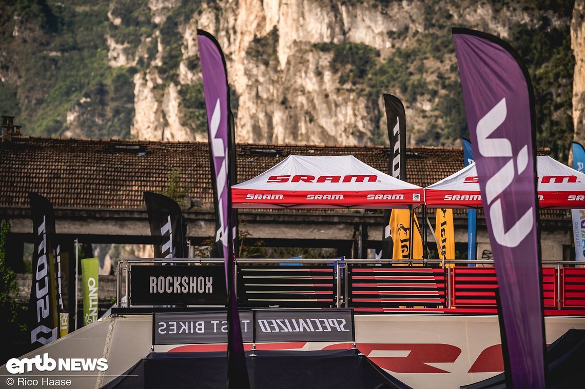 Auf dem Dach von SRAM-Truck werden im Laufe des Festivals einige kühle Cola und Bier getrunken. Die Aussicht von da oben ist übrigens super!