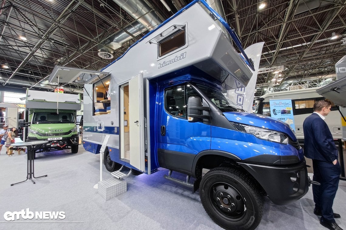 Fahrradgeeignet! Dieses Bimobil-Fahrzeug auf Basis eines Iveco Daily 4x4 kommt mit ....