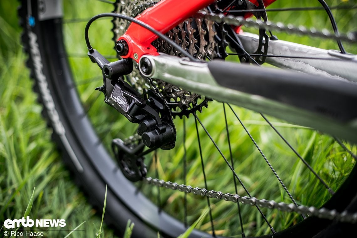 In Kombination mit der 12-fach-Kassette ergibt sich, praktisch betrachtet, die Möglichkeit, das E-MTB im Bereich zwischen 8 und 45 km/h aktiv zu pedalieren.