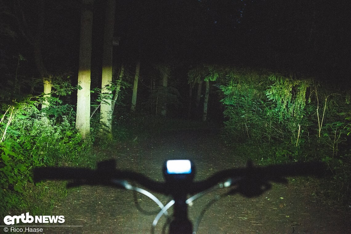 Der Lichtkegel auf dem Trail