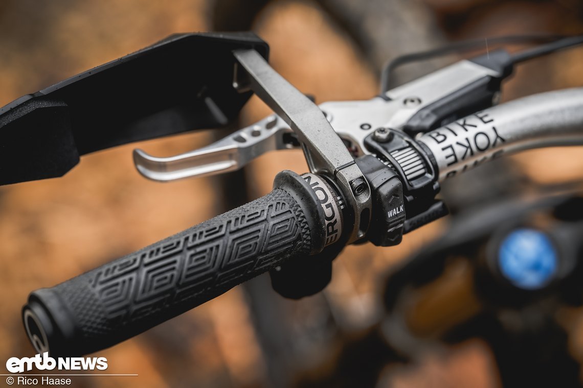 Die Halterungen aus Aluminium lassen sich entweder separat oder direkt mit dem Griff montieren.