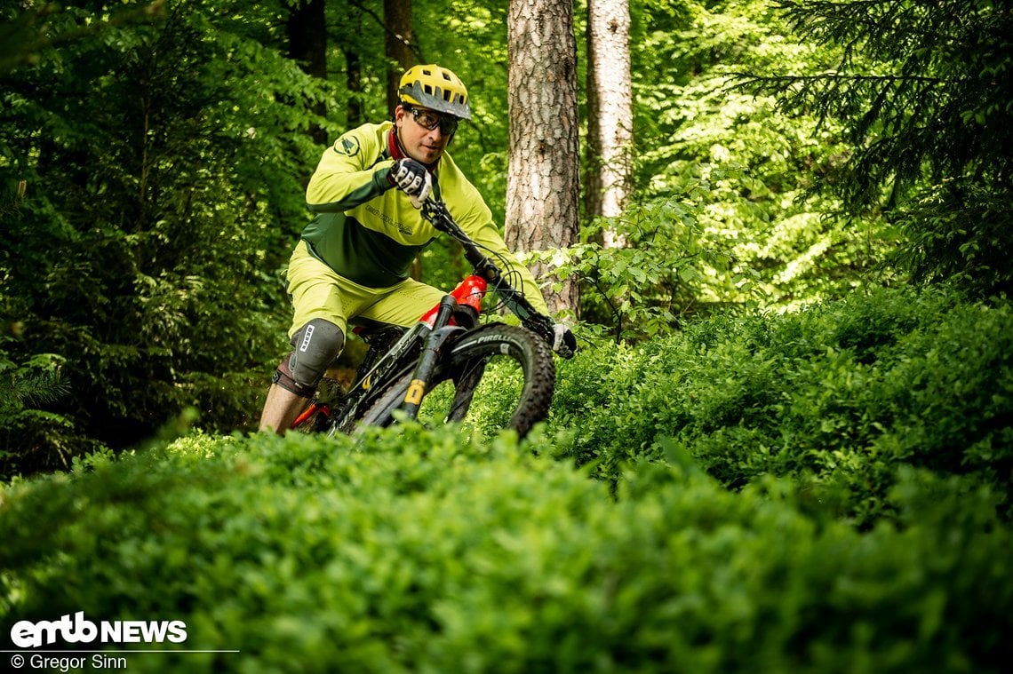 Beste Handhabung auf leichten Trails, das große 29-Zoll-Vorderrad bietet viel Führung.