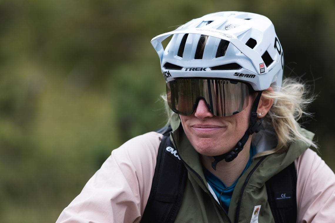 Kathi scheint happy darüber, gemeinsam mit Peter auf dem E-Bike draußen zu sein.