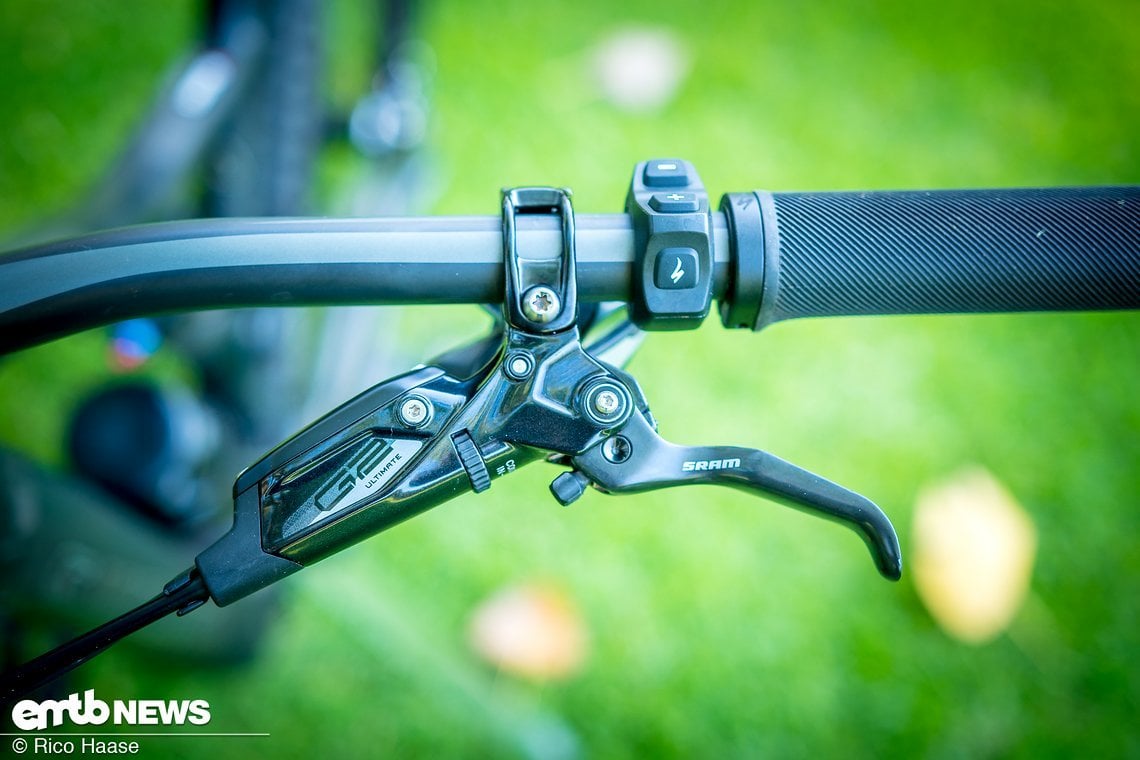 Die leichten SRAM G2 Ultimate-Bremsen passen prima zu einem Light-E-MTB und ...