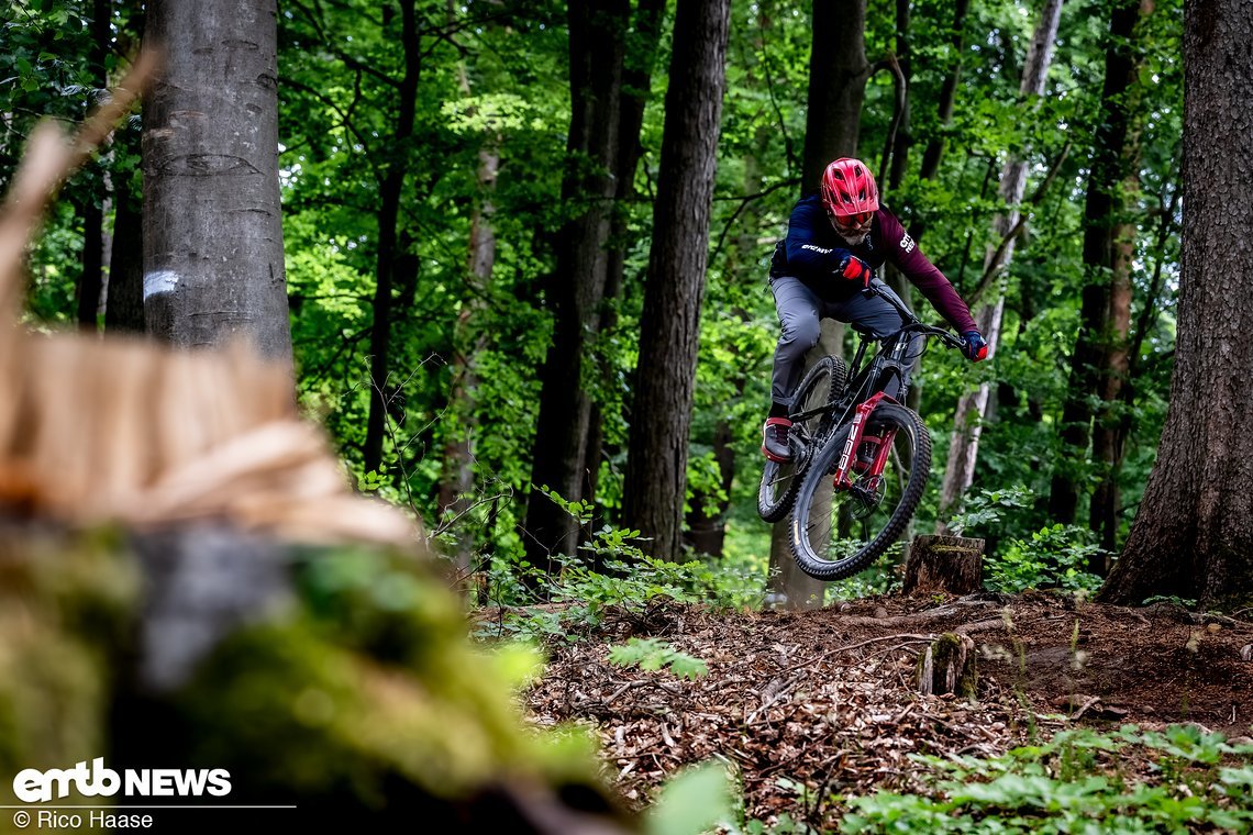Mit dem Propain Sresh SL hat man auf dem Trail vor allem eins: Mächtig viel Spaß!
