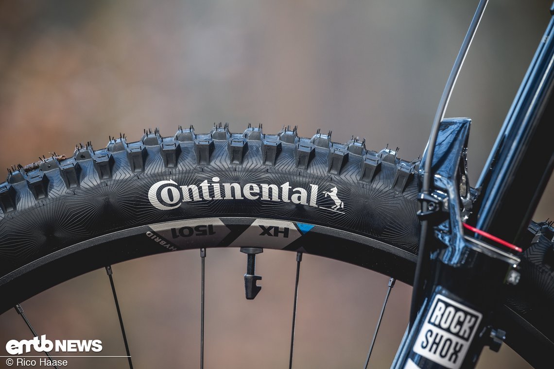 DT Swiss Aluminium-Felgen sollen in Kombination mit Continental-Reifen für maximalen Grip sorgen.