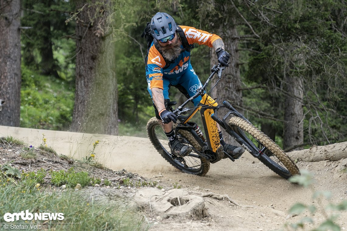 Auch gebaute Anliegerkurven lassen sich mit diesem eMTB schnell durchfahren