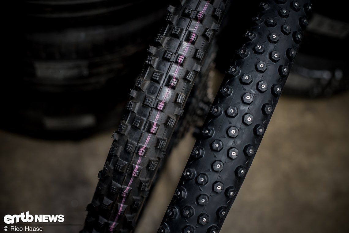 Wer im Winter mit dem E-Bike unterwegs ist, der sollte einen passenden Reifen wählen. Der Schwalbe Dirty Dan überzeugte uns aufgrund seiner Allround-Eigenschaften hierbei mehr, als der Spike-Reifen Schwalbe Ice Spiker Pro.