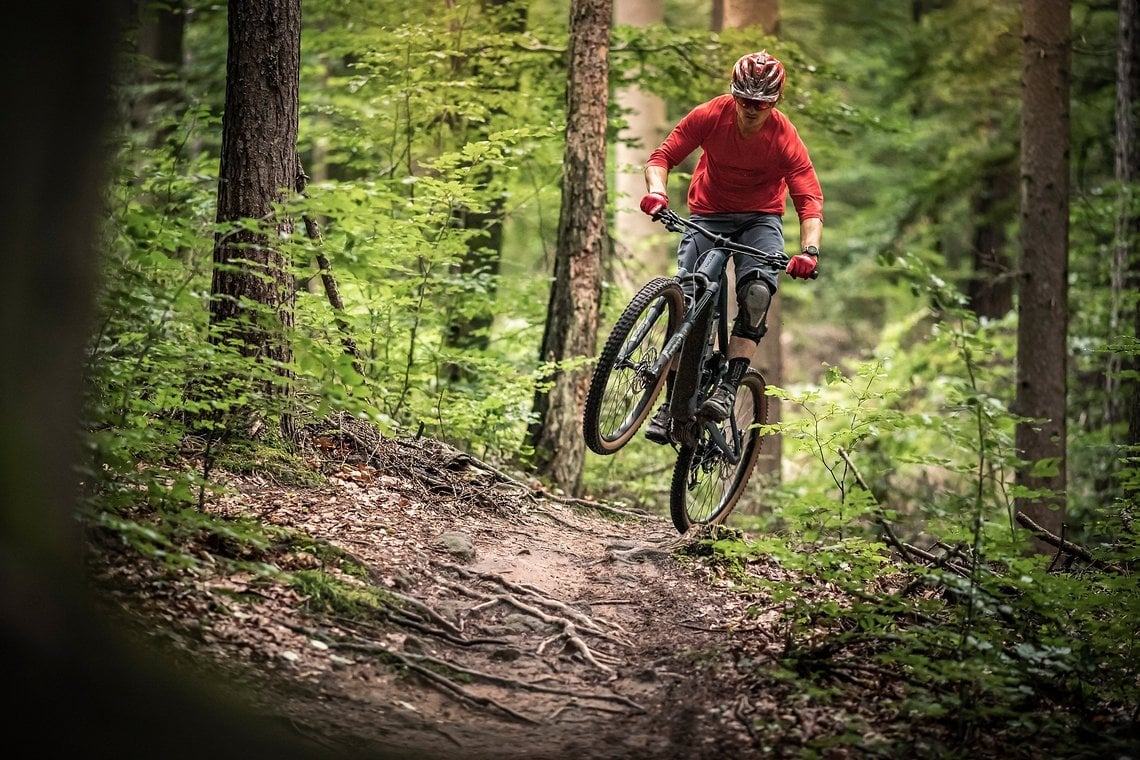 ... um das rund 23 Kilo schwere E-Enduro in die Lüfte zu befördern.