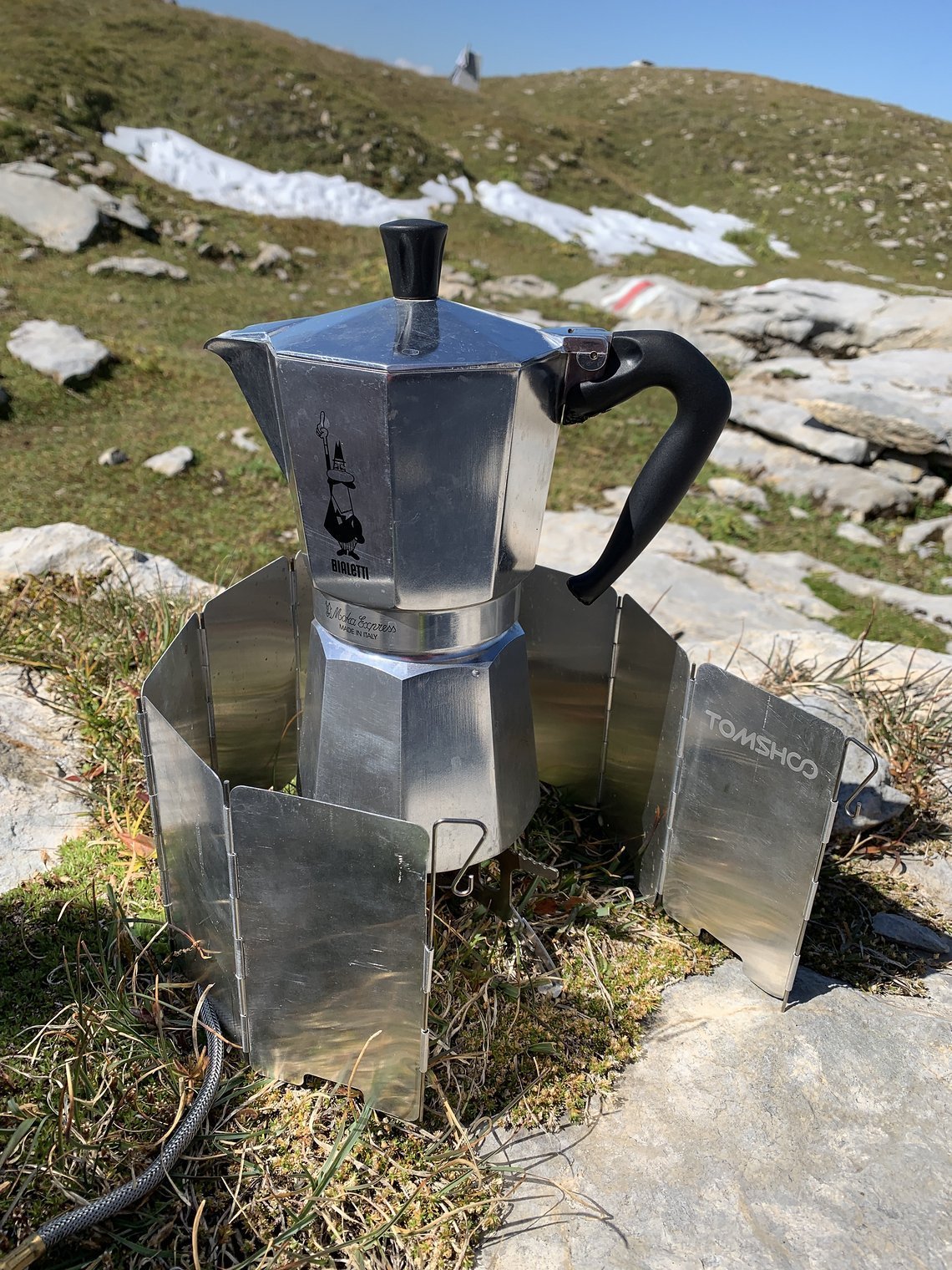 ... kocht er seinen Kaffee mit einer Bialetti auf dem Gaskocher