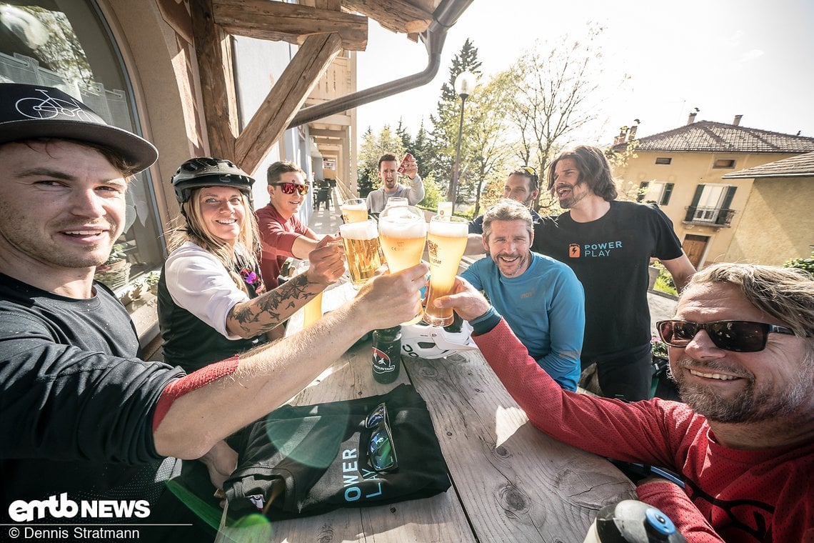 Nach der Tour: Das Feierabend-Bier am Ende von Tag 1 in Coredo