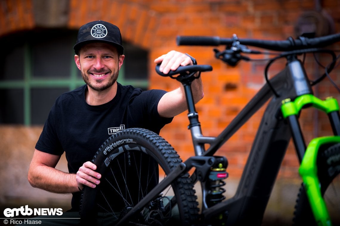 Stolz zeigt uns Daniel Gareus – Marketingchef bei Cosmic Sports – sein umgebautes Orbea Wild-FS M10