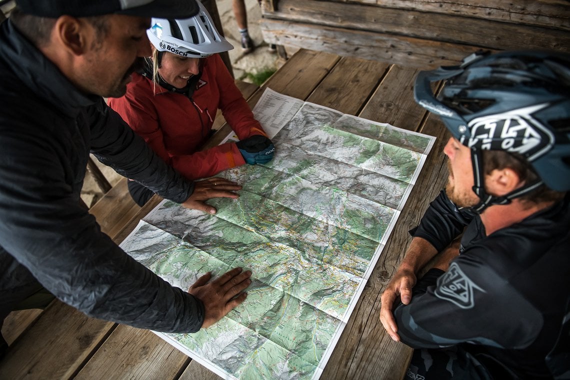 Massimo, Guide von Aosta Valley Freeride, erklärt immer wieder die Route auf der Karte