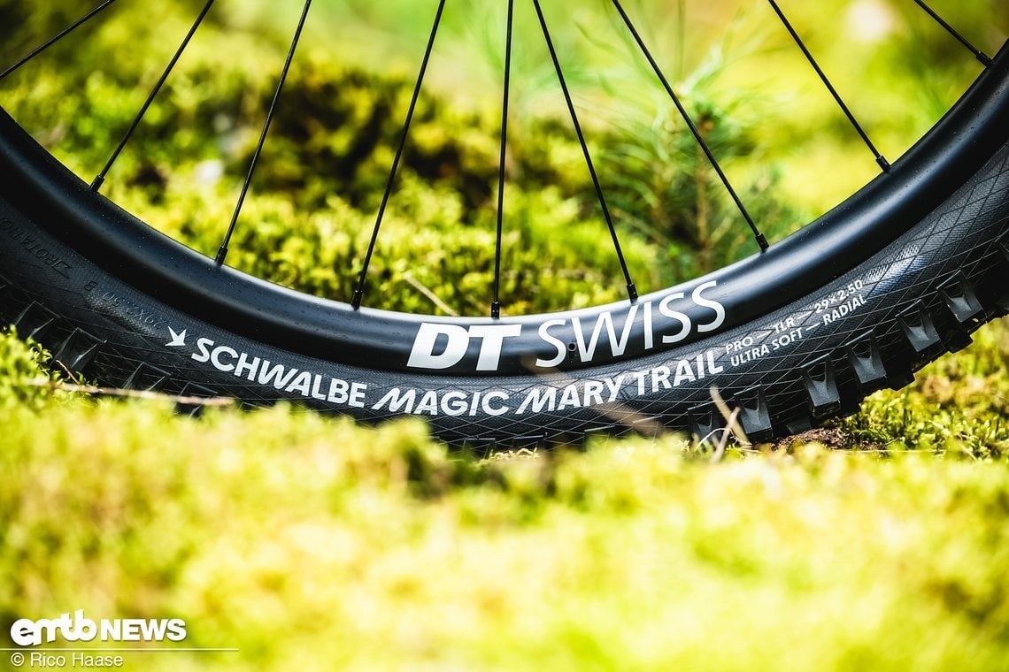 ... auf HXC1700 mit Carbonfelgen und kombiniert diese mit Radial-Reifen von Schwalbe.