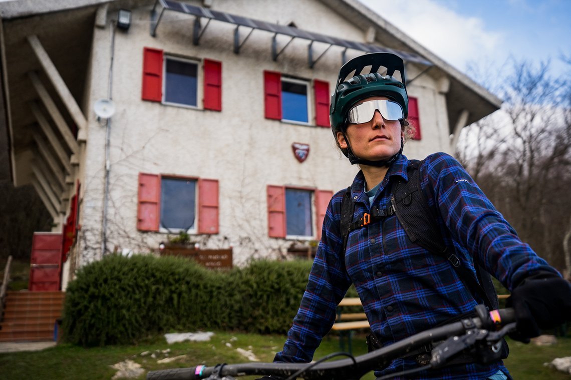 Nach dem Mahl ist Bikezeit. Ines mit cooler Mine zum vollen Magen.