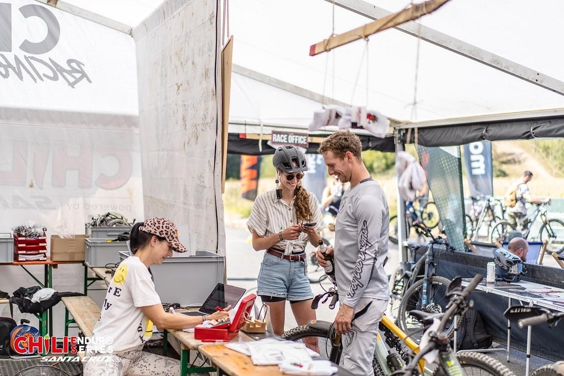 Ich bin echt ein Fan von diesem Girl (mit Helm), dem Truck & der Startnummer.