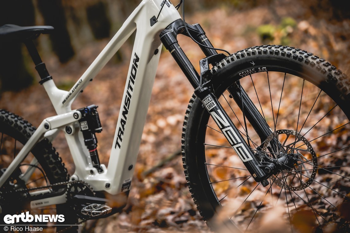 An der Front sorgt eine RockShox Zeb Ultimate mit 160 mm Federweg für Komfort.