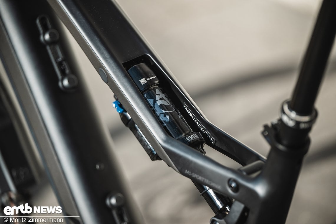 Durch ein nach oben offenes Oberrohr lässt sich der Dämpfer ...