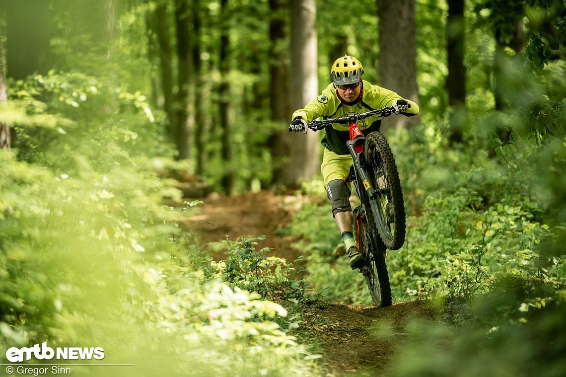 Sicherlich kein ganz einfaches Fahrmanöver, das recht schwere Ducati-E-MTB auf die Hinterbeine zu stellen.