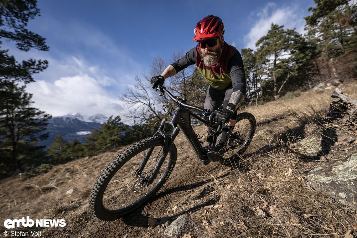 Natürliche Anlieger auf dem Trail liegen dem eOne-Sixty mit seiner Mixed-Bereifung ausgesprochen gut, da das E-MTB sehr agil ist