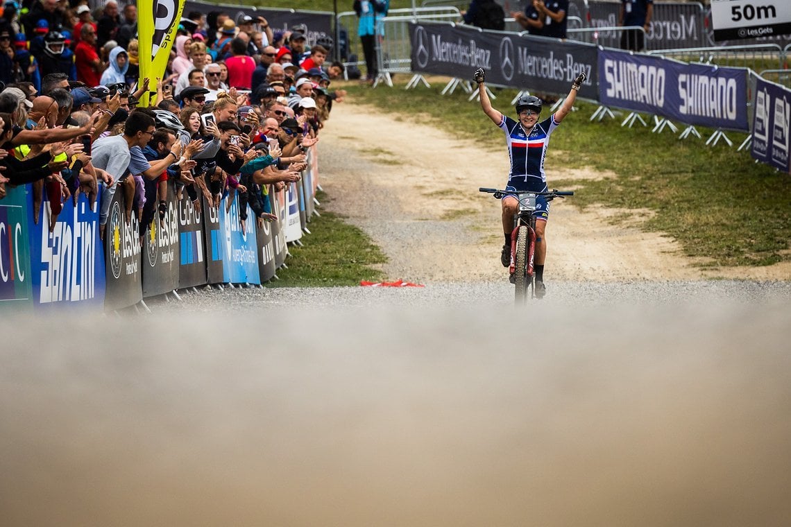 Auf Platz zwei fährt Justine Tonso durchs Ziel