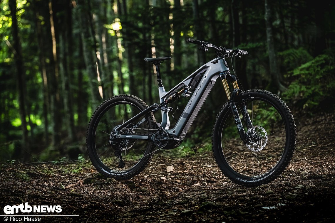 Der Akku – wahlweise 600 oder 800 Wh Kapazität – lässt sich über eine große Öffnung bequem entnehmen.