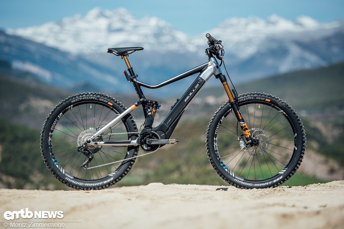 Das E-Enduro ist stimmig ausgestattet, rollt auf stabilen Schwalbe Magic Mary-Reifen in 2,6" Breite und verfügt über ein Komfort-orientiertes Fox-Fahrwerk