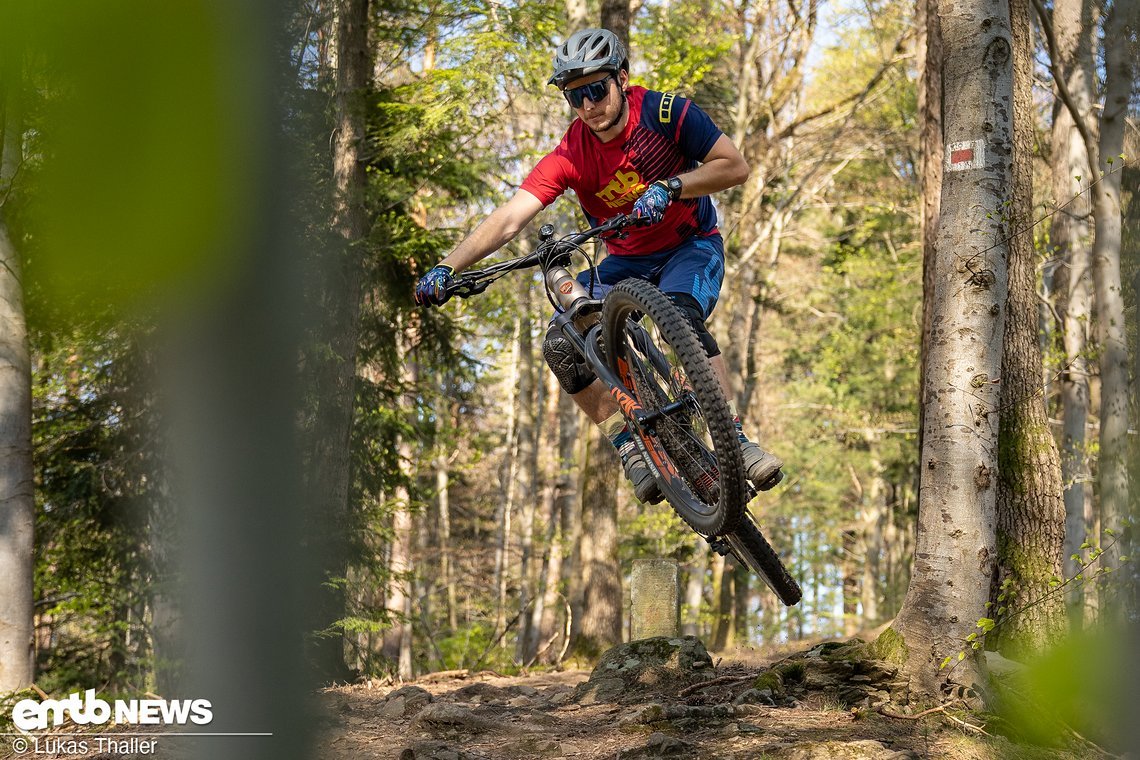 Auch mit 25,0 kg lädt das Bike mit der ausgewogenen Geometrie ...