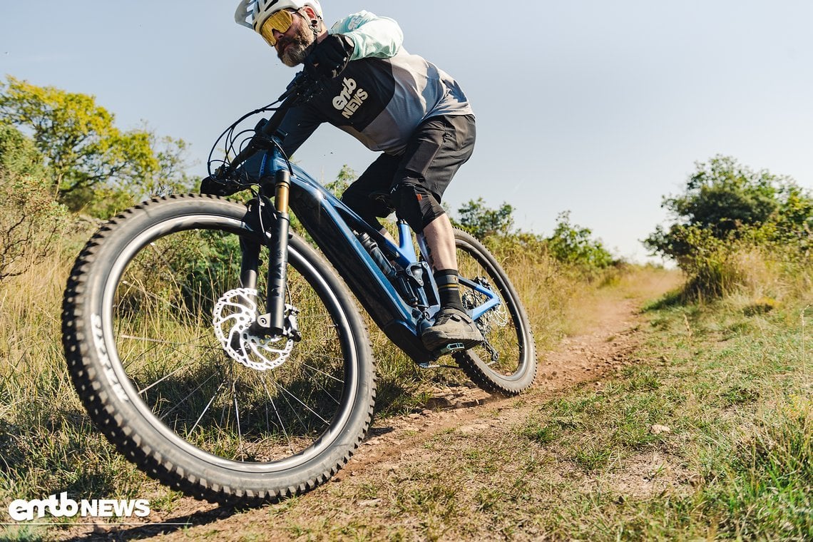 Auf dem Trail bevorzugt das Giant Trance X Advanced E+ weite Kurven und hohe Geschwindigkeiten.