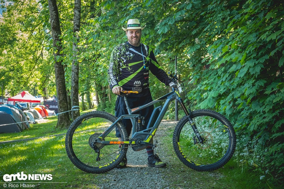 Serienstarter Sam Wrobel mit seinem optisch aufgemotzten Cube E-Bike