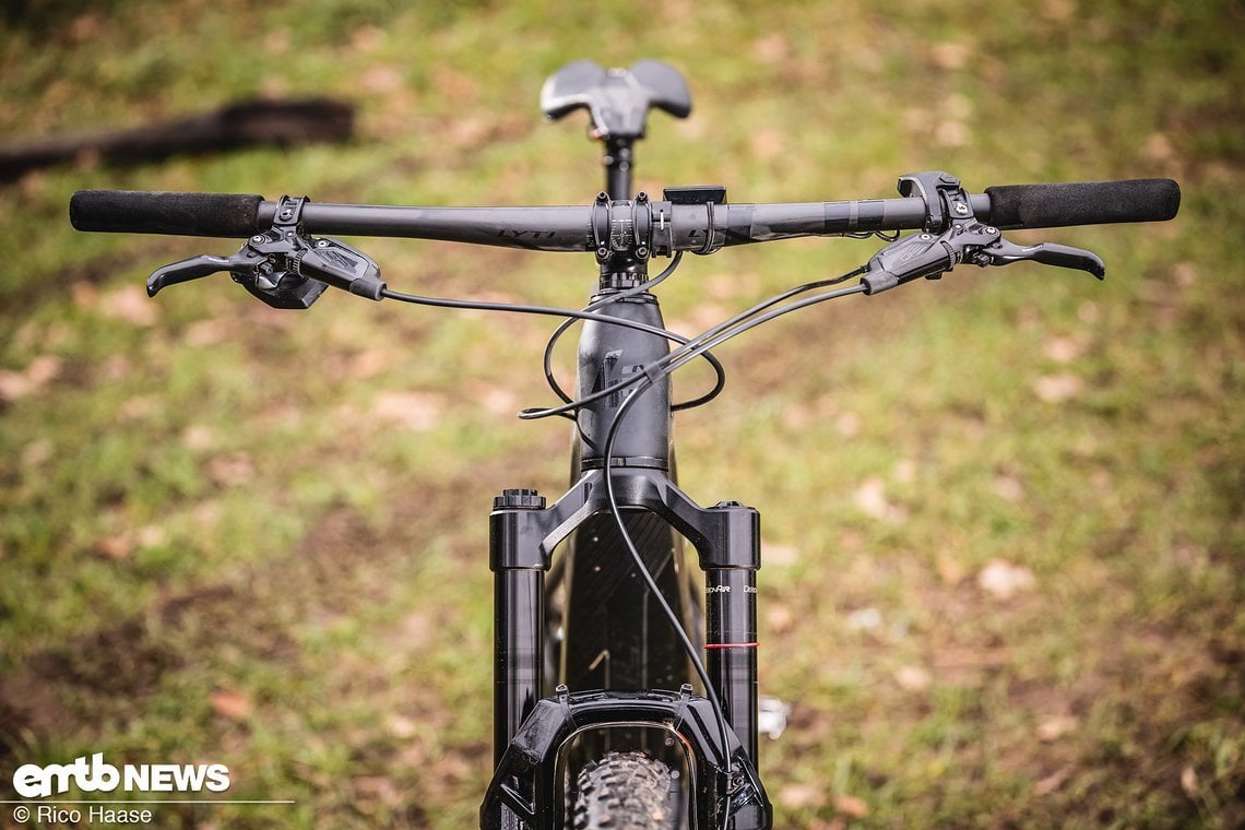 Das Cockpit ist aufgeräumt und kommt mit einem extrem leichten Carbonlenker und Silikongriffen daher.