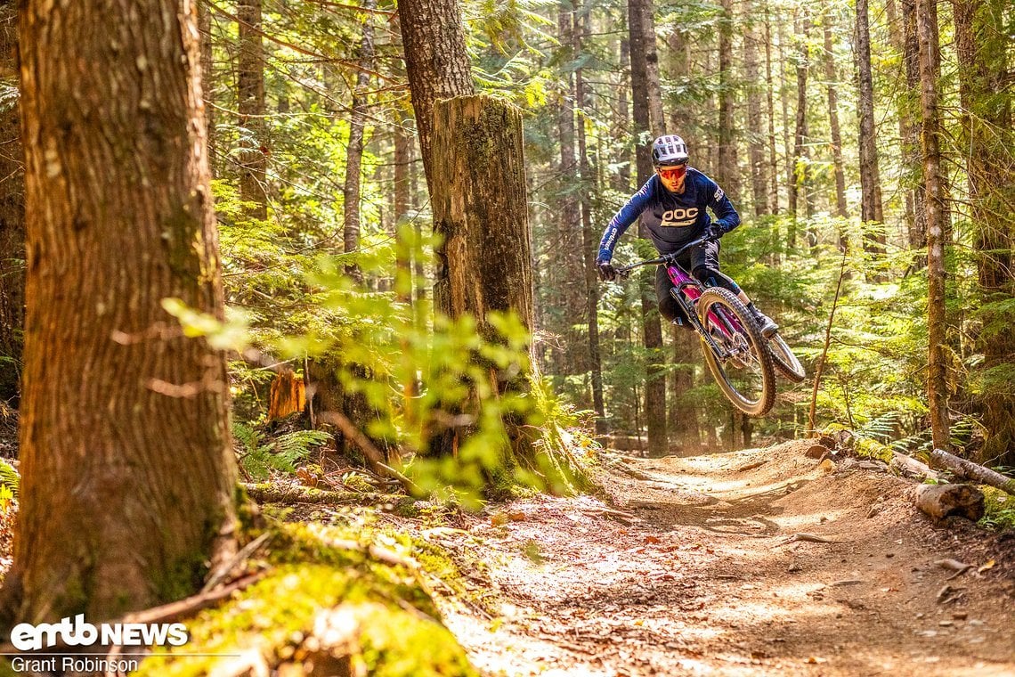 Mit dem Santa Cruz Heckler SL kann man auf dem Trail eine Menge Spaß haben.