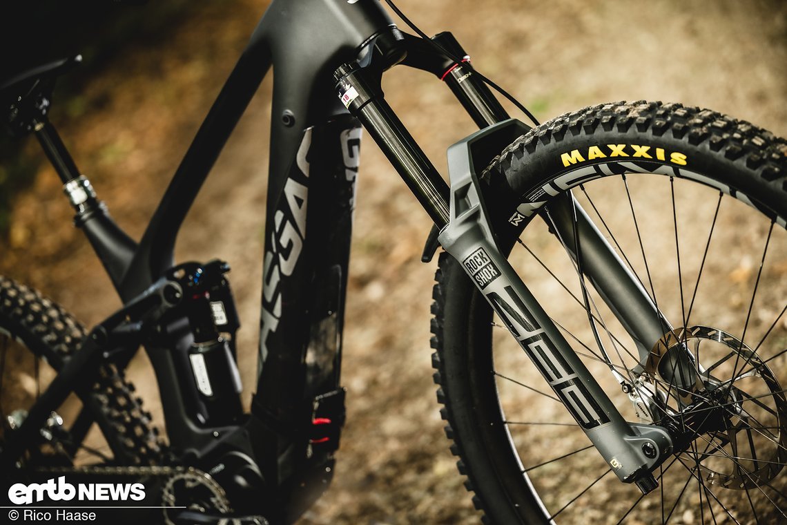 Logisch, dass an einem E-Bike vom Gasgas SRAM Racing-Team eine RockShox Zeb-Federgabel werkelt.