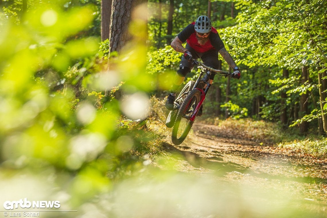 Unser Tester hat mit dem Schwalbe Eddy Current sichtlich viel Spaß auf dem Trail